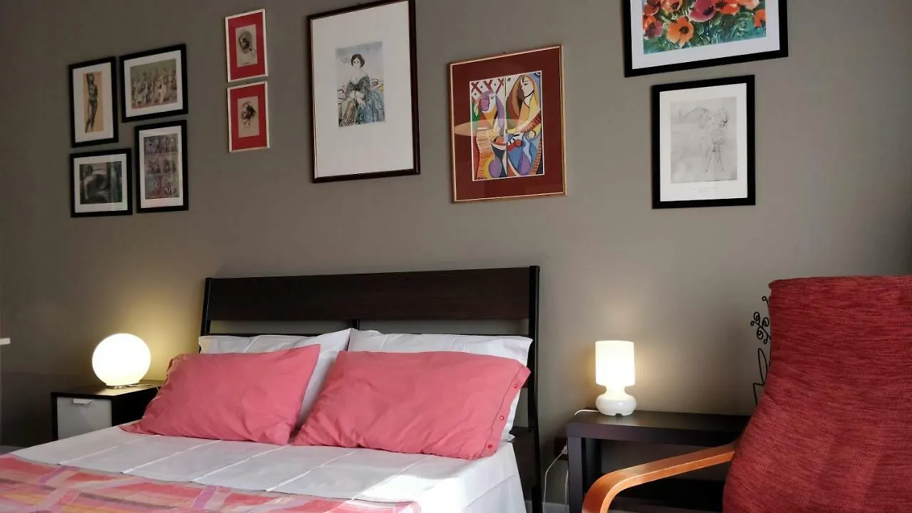 Suite Time Van Gogh CTA Apartment